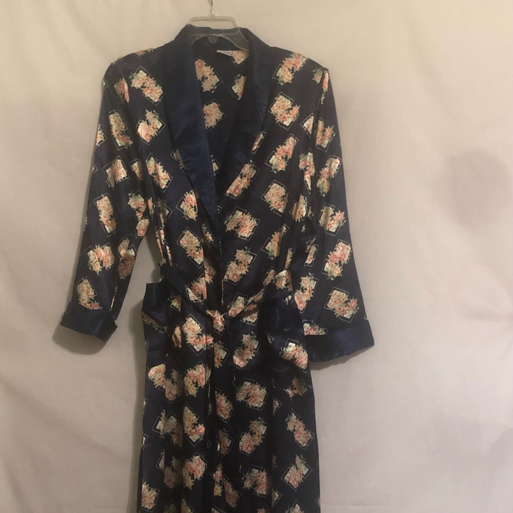 Kathryn 100% polyester robe navy/floral design Size L.  2 pockets.